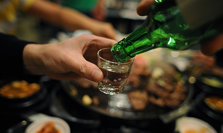 Tránh xa rượu bia nếu không muốn tình trạng hư hỏng sụn khớp thêm nghiêm trọng