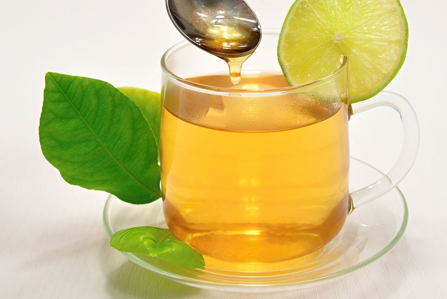 Một ly trà xanh mật ong có thể thêm vào giọt nước cốt chanh sẽ rất tốt cho sức khỏe