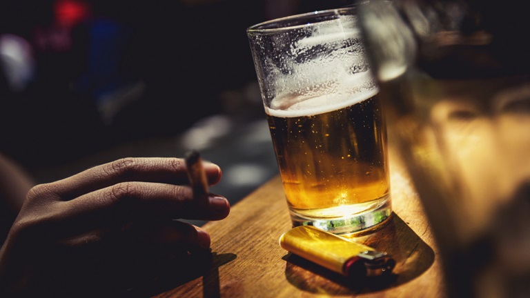 Không nên thực hiện xoa bóp chữa đau khớp gối khi đã uống rượu bia