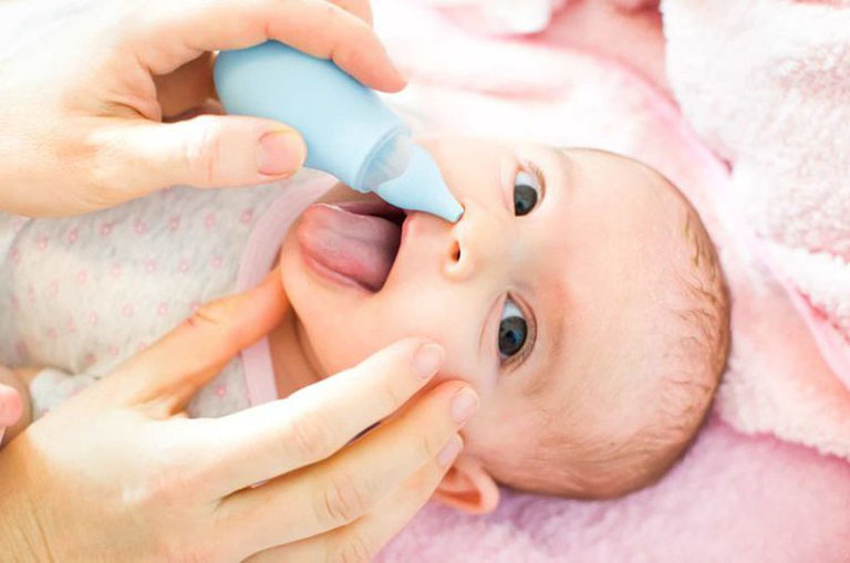 Cha mẹ cần lưu ý vệ sinh mũi cho trẻ thường xuyên để tránh tích tụ dịch nhầy khiến bệnh nặng thêm