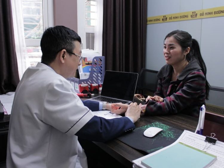 Lương y Tuấn thăm khám cẩn thận và kê đơn liệu trình nhắc lại bài thuốc Viêm xoang Đỗ Minh cho chị Phương Hòa Lương y Tuấn thăm khám cẩn thận và kê đơn liệu trình nhắc lại bài thuốc Viêm xoang Đỗ Minh cho chị Phương Hòa