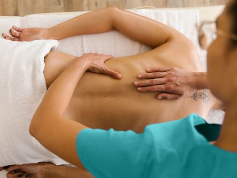 Cách massage giảm đau lưng