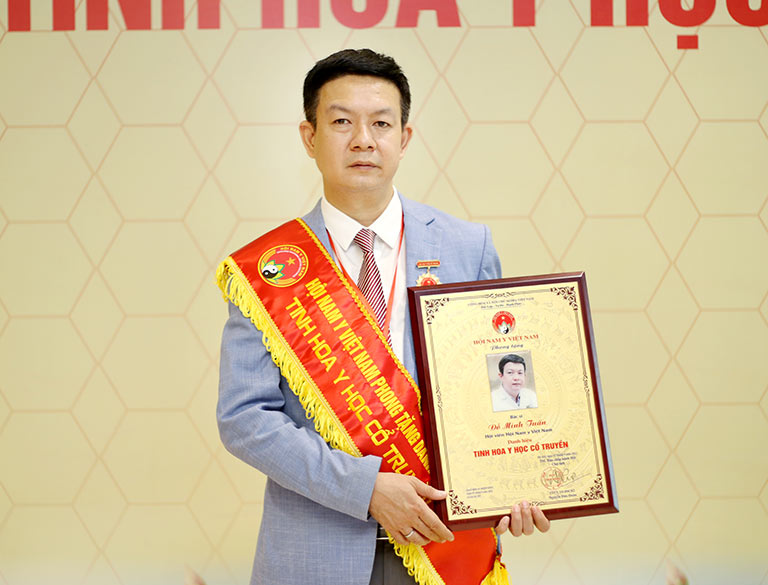Lương y Đỗ Minh Tuấn được phong tặng giải "Tinh hoa Y học cổ truyền" 2022