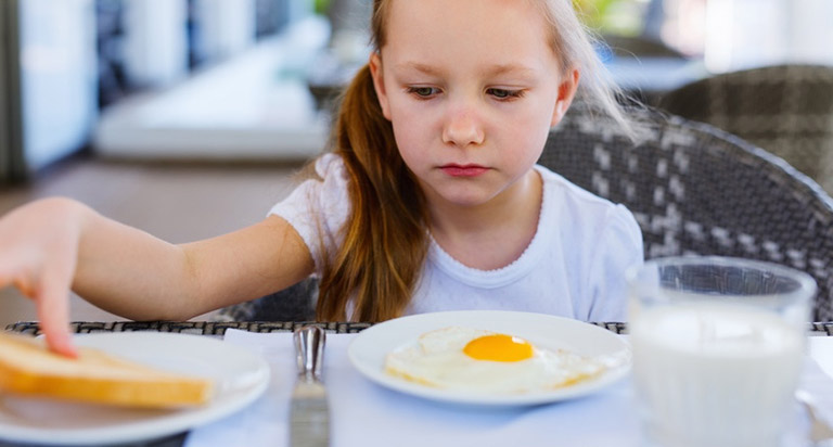 Người bị nổi mề đay ăn trứng được không? 