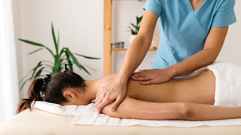 Massage lưng cho người thoát vị đĩa đệm