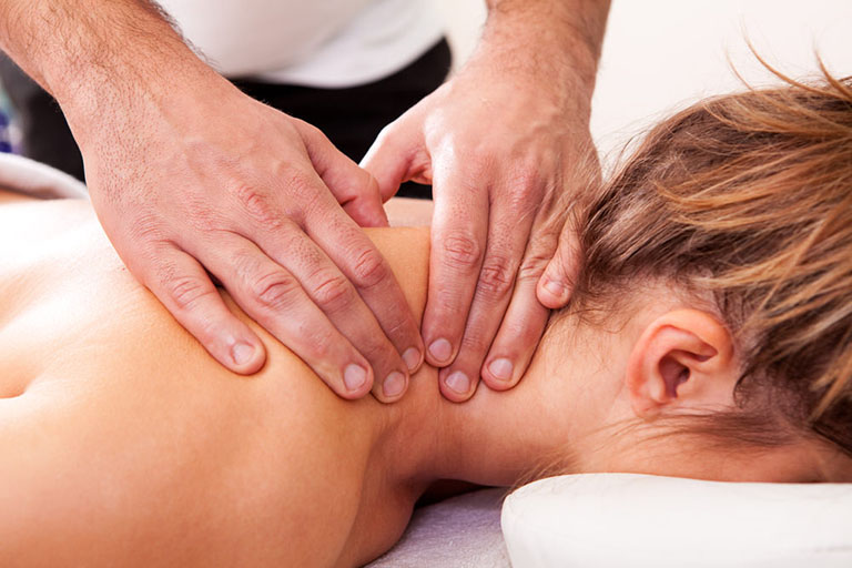 Massage lưng cho người thoát vị đĩa đệm