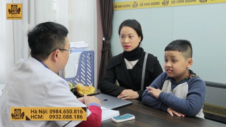 Hai mẹ con chị Hiền lấy thêm thuốc về sử dụng