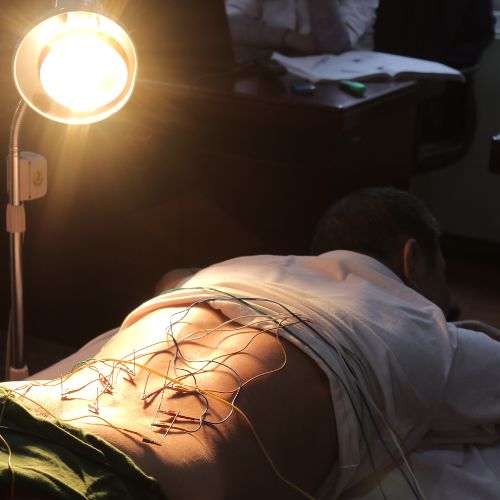 Chú Đăng uống thuốc Đỗ Minh Thoát Vị Thang kết hợp châm cứu tại nhà thuốc