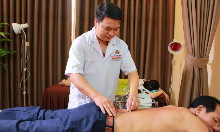 Bac-Si-Lam-dang-cham-cuu-1.jpg