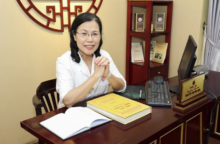 TS.BS Nguyễn Thị Vân Anh đã có hơn 40 năm kinh nghiệm khám chữa bệnh bằng YHCT