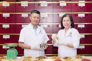 Tiến sĩ bác sĩ Nguyễn Thị Vân Anh bốc thuốc cùng lương y Tuấn