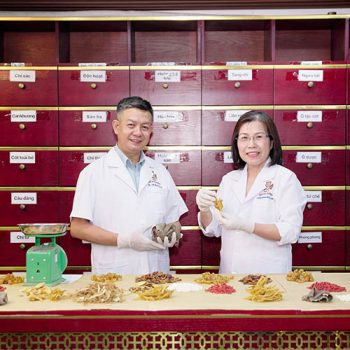 Tiến sĩ bác sĩ Nguyễn Thị Vân Anh bốc thuốc cùng lương y Tuấn