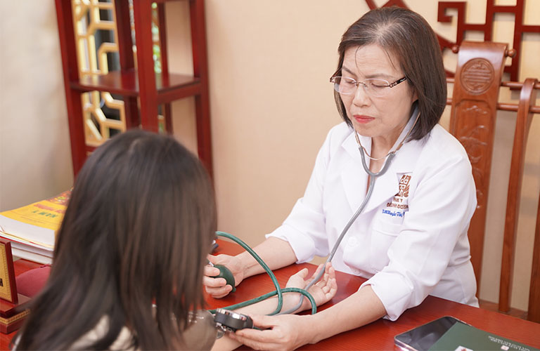 Tien-si-bac-si-Nguyen-Thi-Van-Anh-kham-benh-2.jpg
