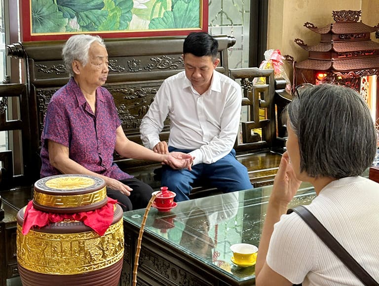 Lương y Đỗ Minh Tuấn khám bệnh