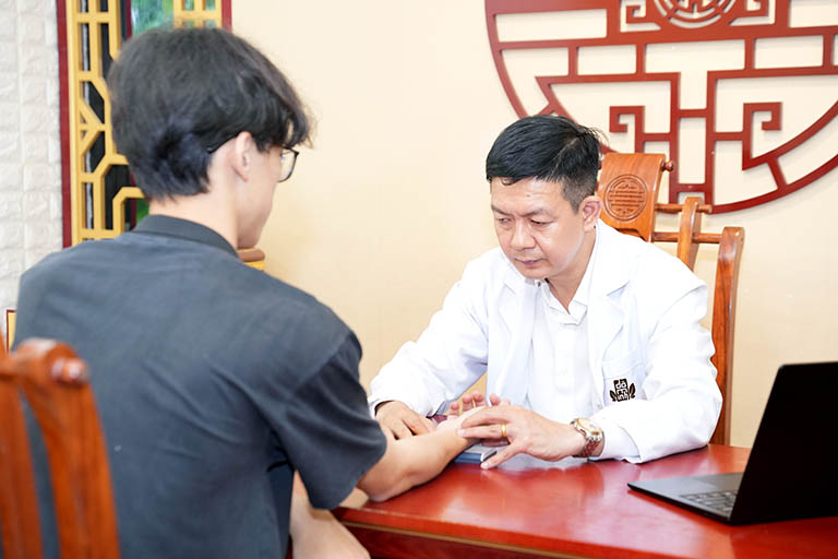 Lương y Đỗ Minh Tuấn thăm khám cho bệnh nhân Lương y Đỗ Minh Tuấn thăm khám cho bệnh nhân