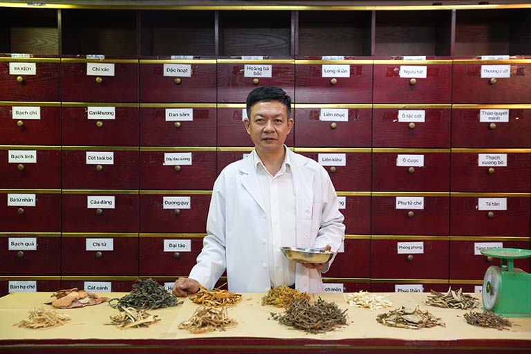 Lương y Đỗ Minh Tuấn đang bốc thang thang chữa viêm xoang, viêm mũi cho bệnh nhân Lương y Đỗ Minh Tuấn đang bốc thang thang chữa viêm xoang, viêm mũi cho bệnh nhân