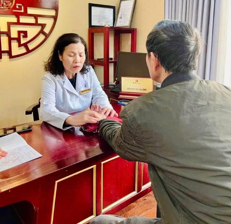 bac-si-van-anh-kham-benh-1.jpg