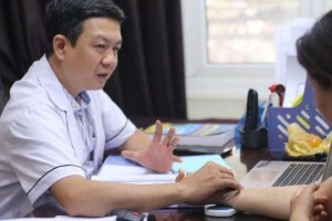 Lương y Tuấn thăm khám và tư vấn cho bệnh nhân