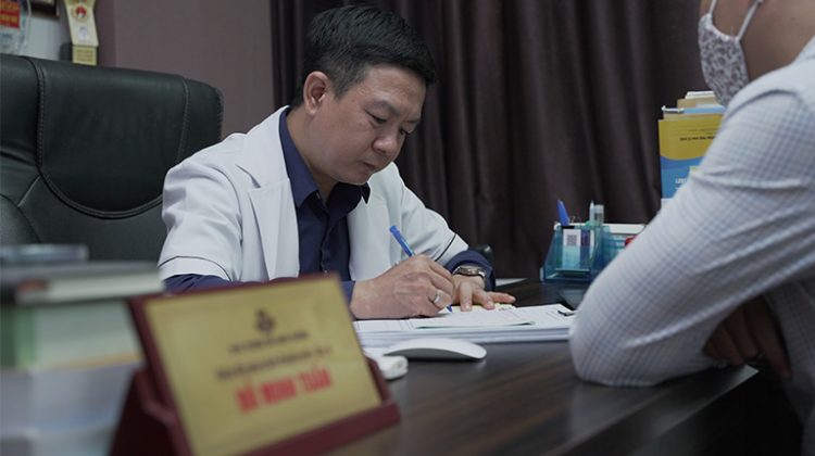 Lương y Tuấn trực tiếp thăm khám cho chú Khôi
