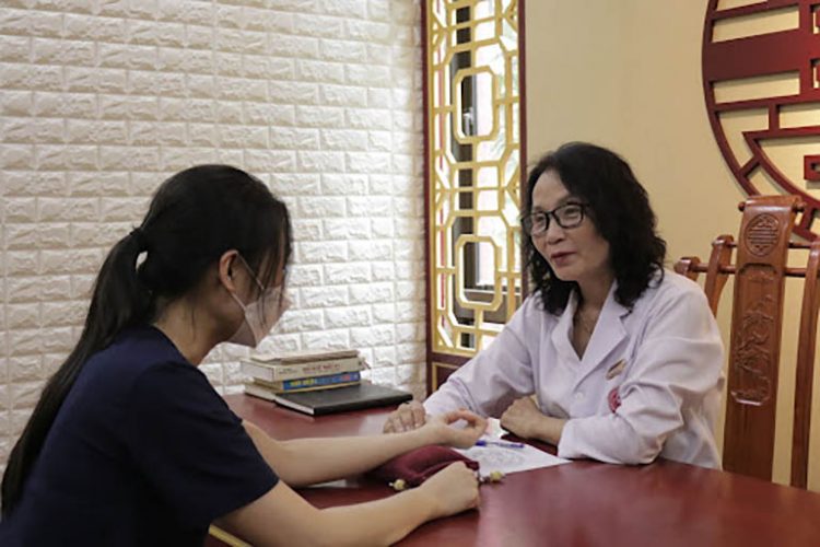 Bác sĩ Lê Phương tư vấn cho bệnh nhân