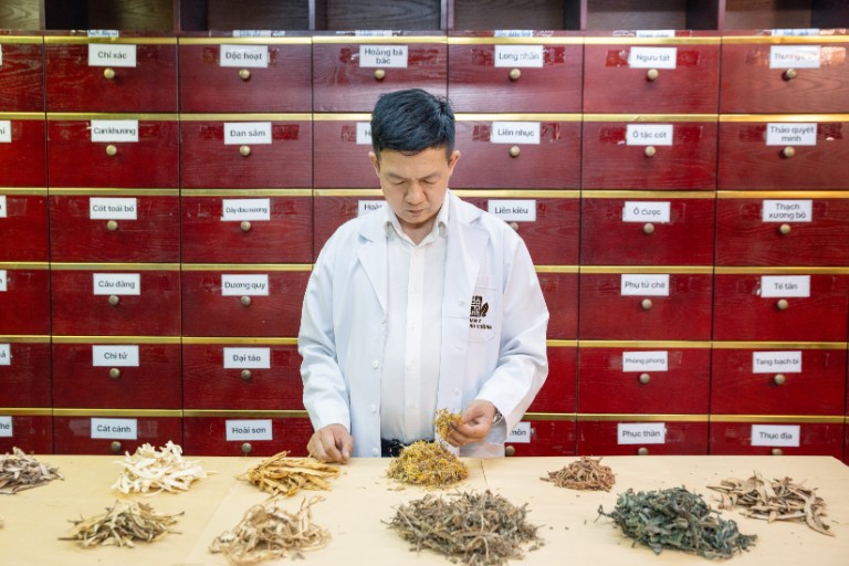 Lương y Đỗ Minh Tuấn - Chuyên gia tại đơn vị đang bốc thuốc cho bệnh nhân