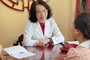 bac-si-le-phuong-kham-10