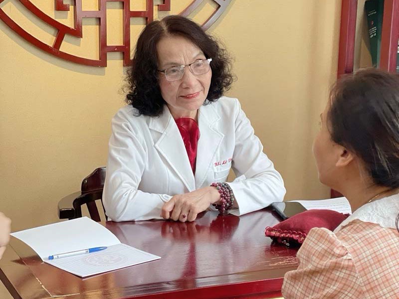 Bác sĩ Lê Phương luôn chú trọng đồng hành để cùng người bệnh vượt qua hành trình điều trị một cách thuận lợi