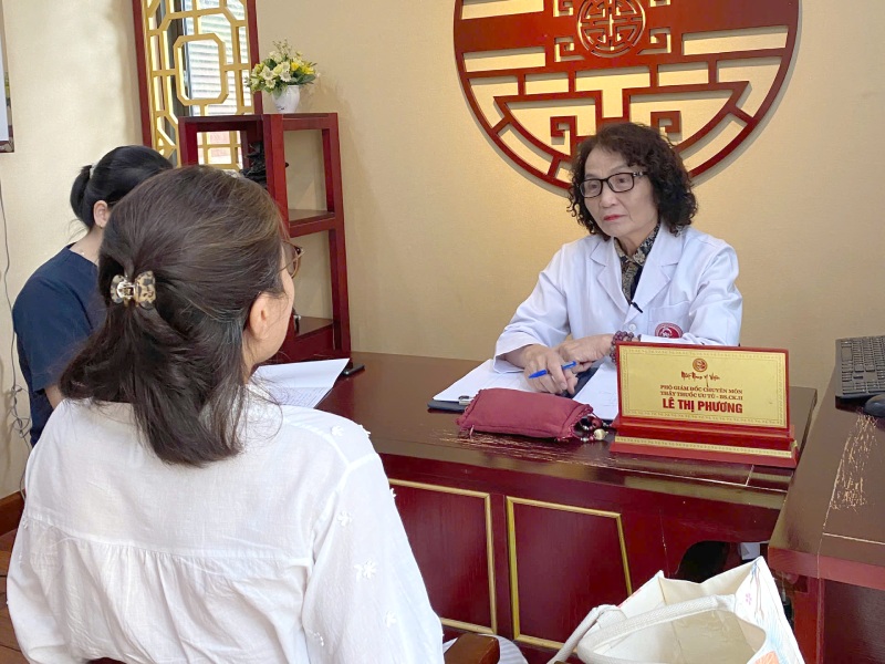 Thông qua thăm khám, Bác sĩ Lê Phương sẽ xác định thể trạng và kê đơn phác đồ điều trị cụ thể