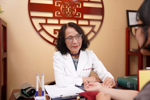 bac-si-le-phuong-kham-benh-2