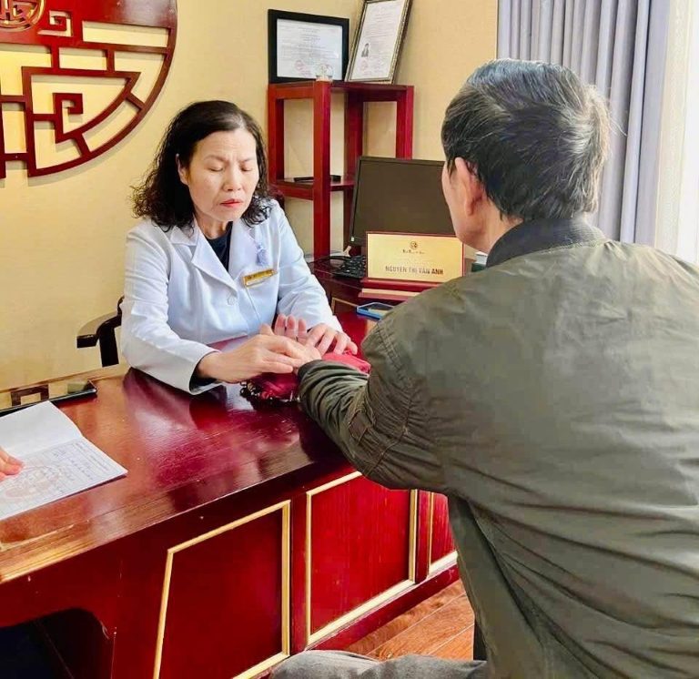 bac-si-van-anh-kham-benh-1.jpg
