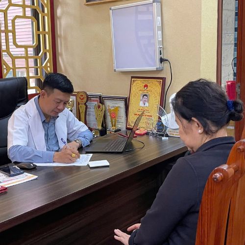 luong-y-do-minh-tuan-tham-kham-2.jpg